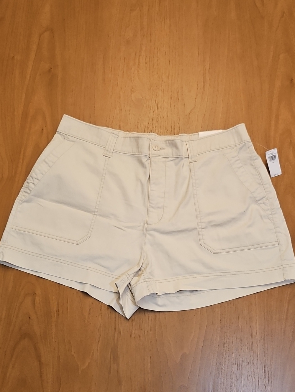 ⛱️Light Cream Versatile "Old Money Look" Shorts (Old Navy)